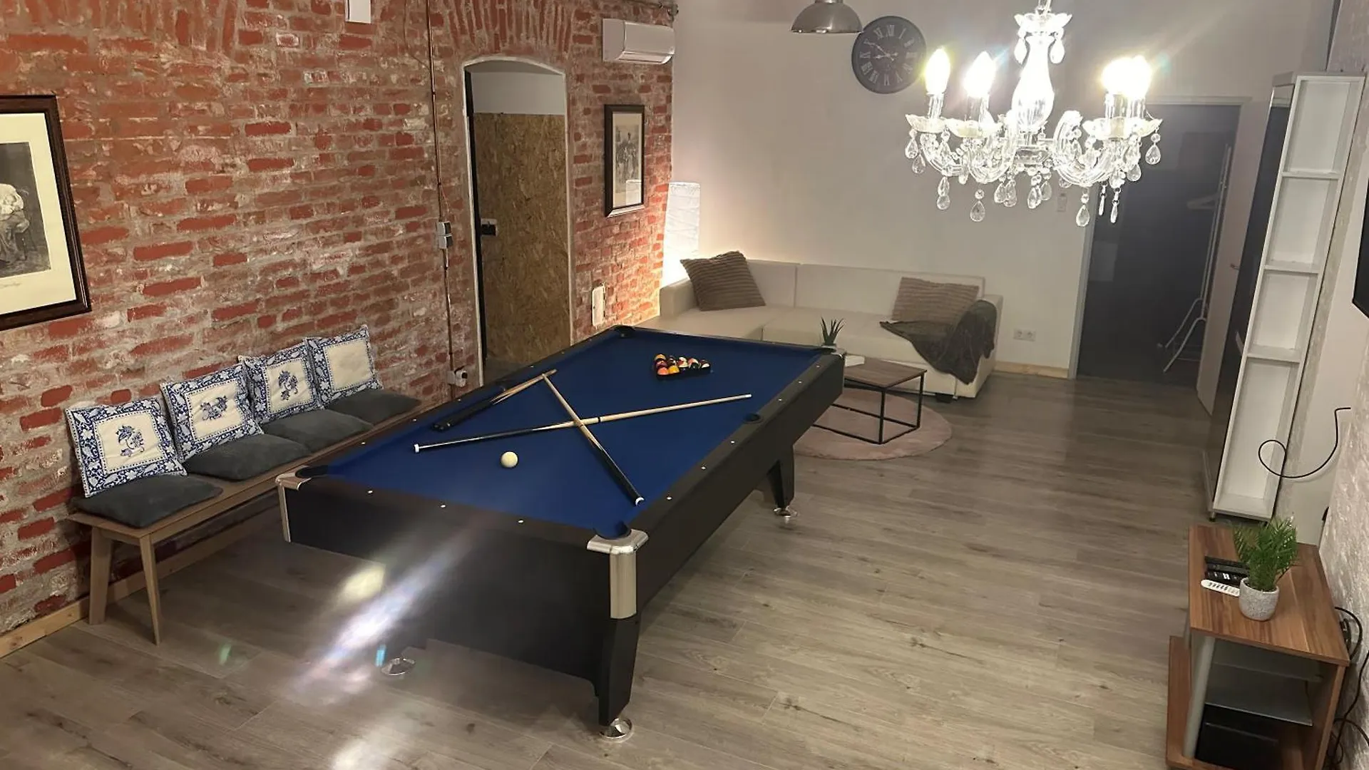 Kontakte von BIG ONE - LOFT Schönbrunn